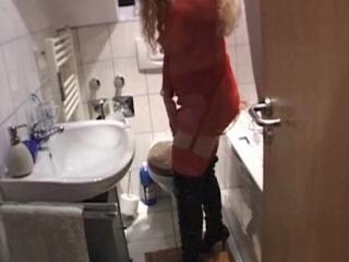 Rotes outfit mit Stiefel toilette